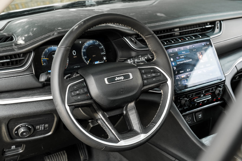 Used 2023 Jeep Grand Cherokee L Limited AWD/4WD image 4