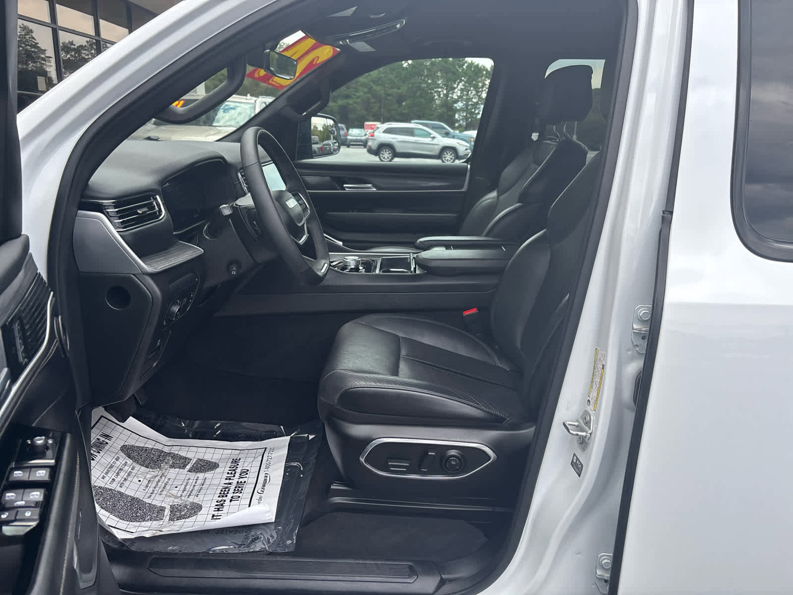 Used 2024 Jeep Wagoneer Series II w/ Flexible Seating Group image 17