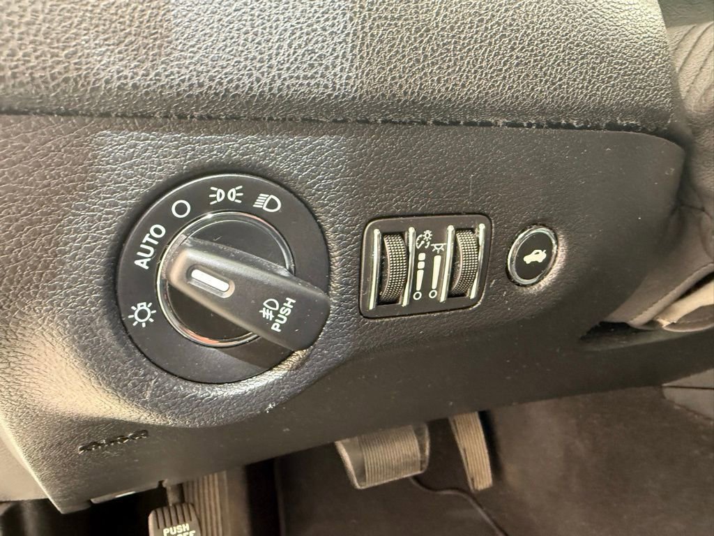 Used 2019 Chrysler 300 Limited image 18