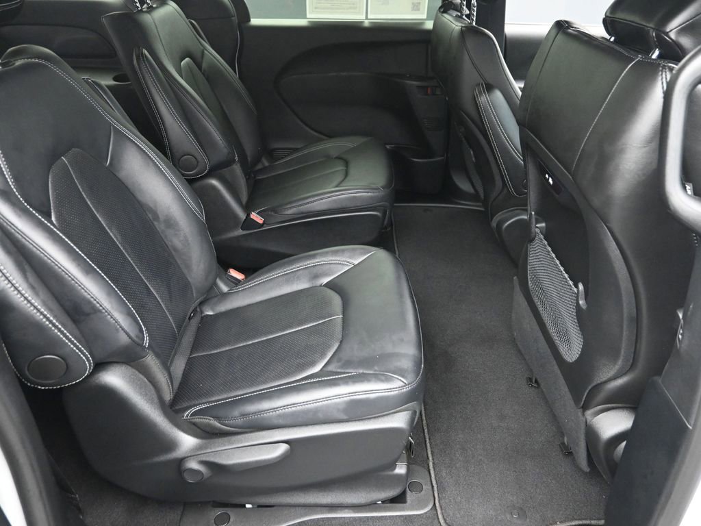 Used 2025 Chrysler Pacifica Select image 9
