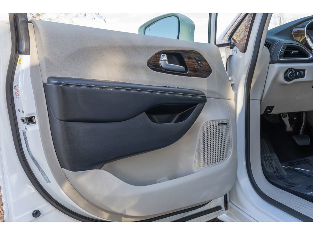 Used 2021 Chrysler Pacifica Limited w/ Premium & Safety Sphere Group image 20