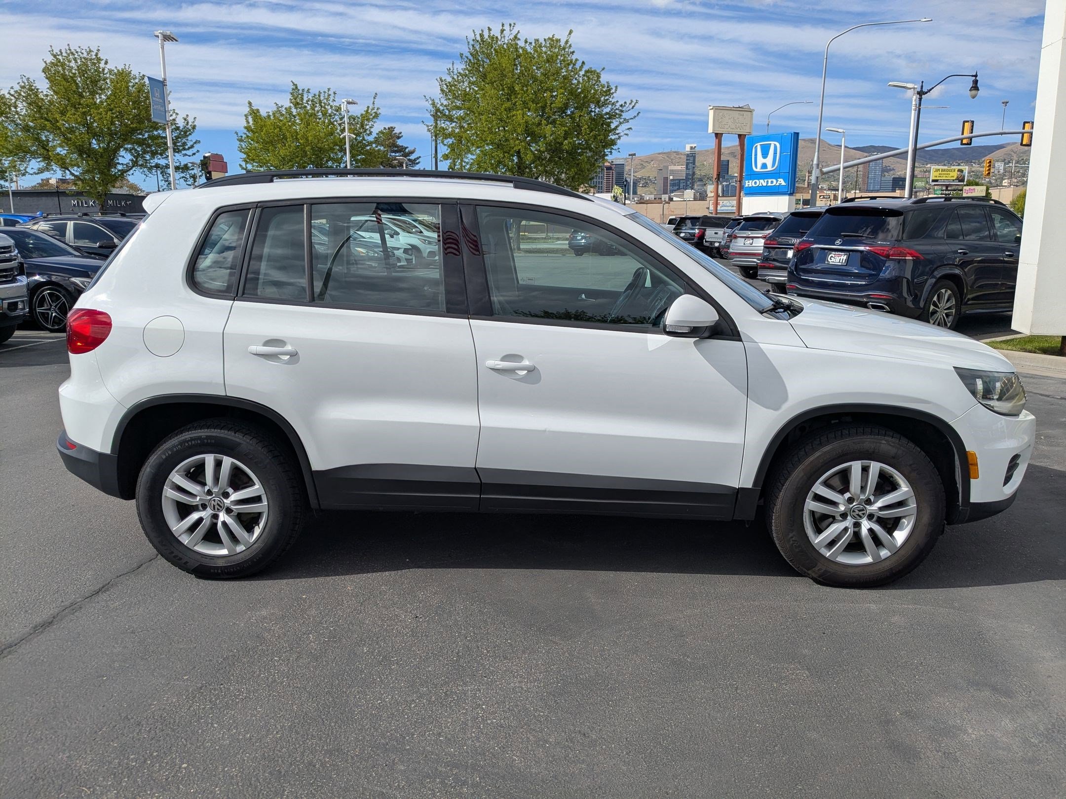 Used 2017 Volkswagen Tiguan S image 2