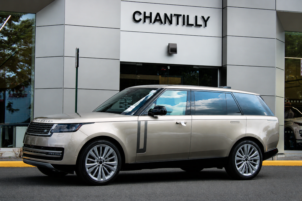 New 2026 Land Rover Range Rover Long Wheelbase SE AWD/4WD image 1