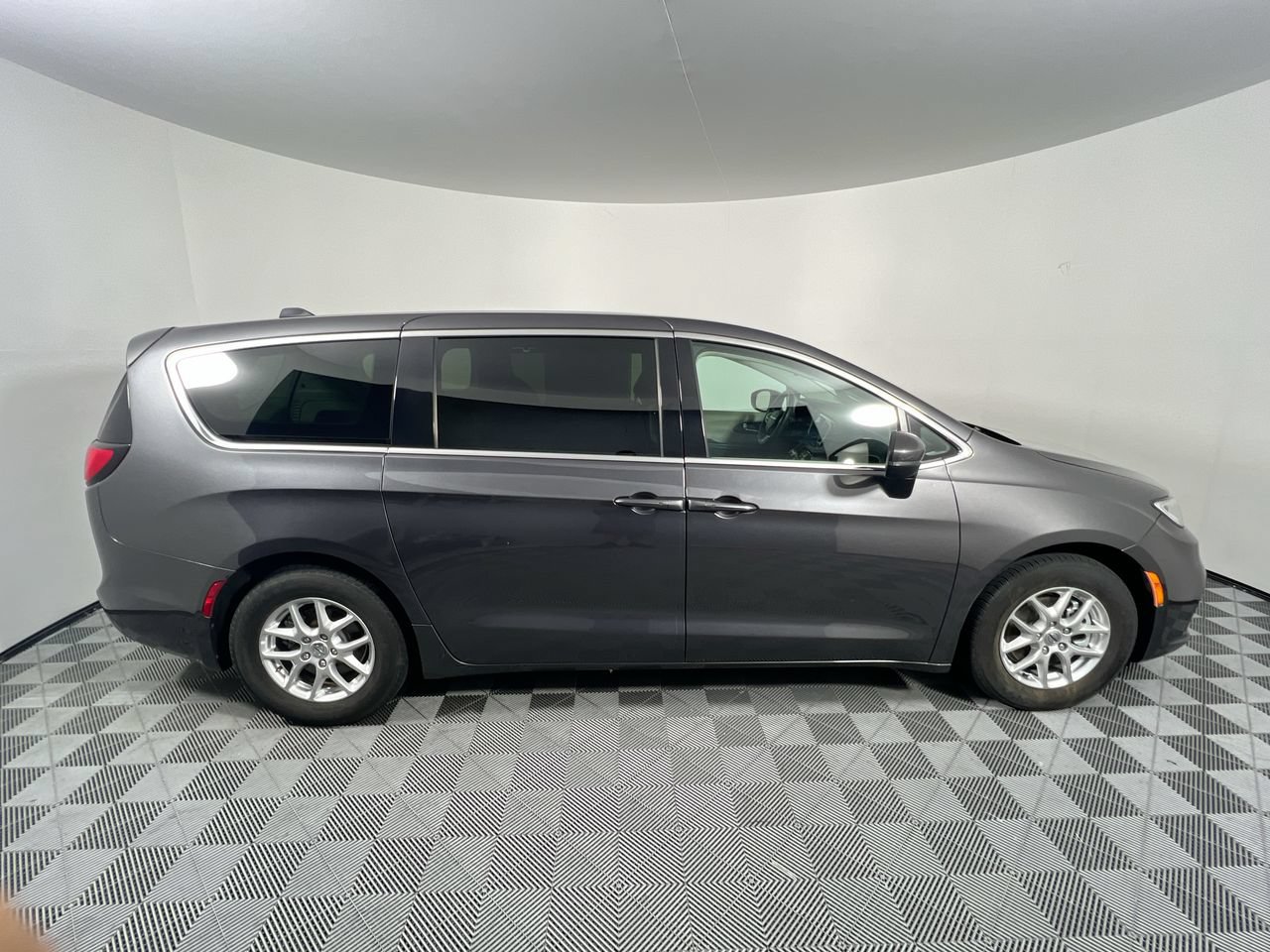 Used 2023 Chrysler Pacifica Touring-L FWD image 2