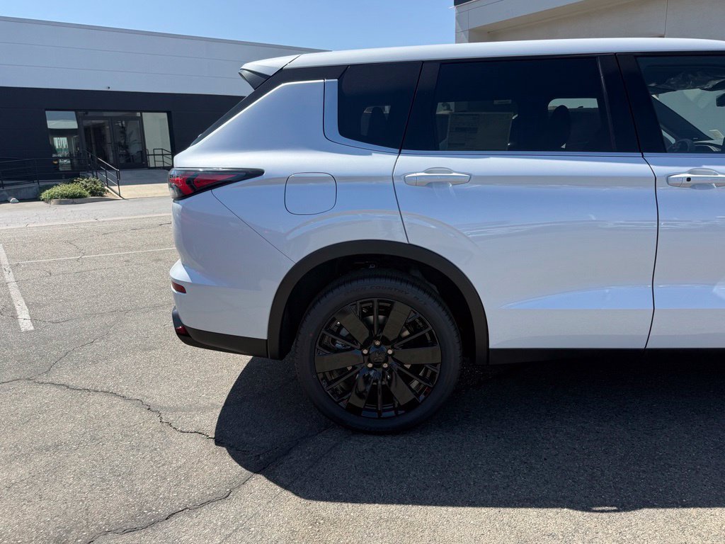New 2026 Mitsubishi Outlander LE FWD image 13