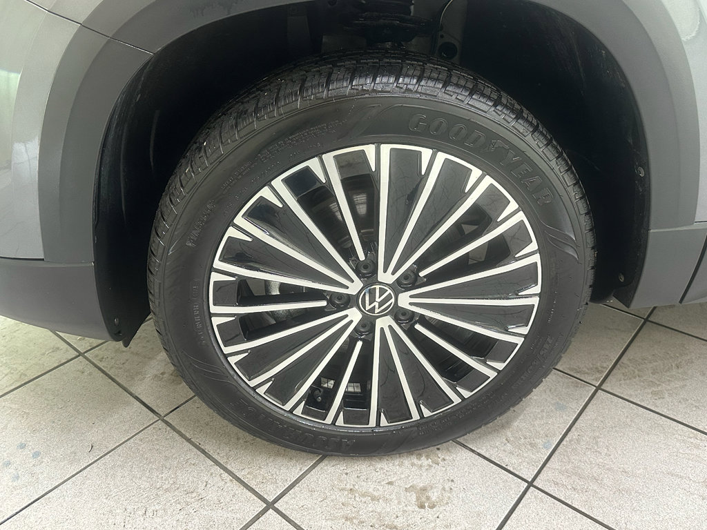 Used 2025 Volkswagen Taos SE FWD image 12