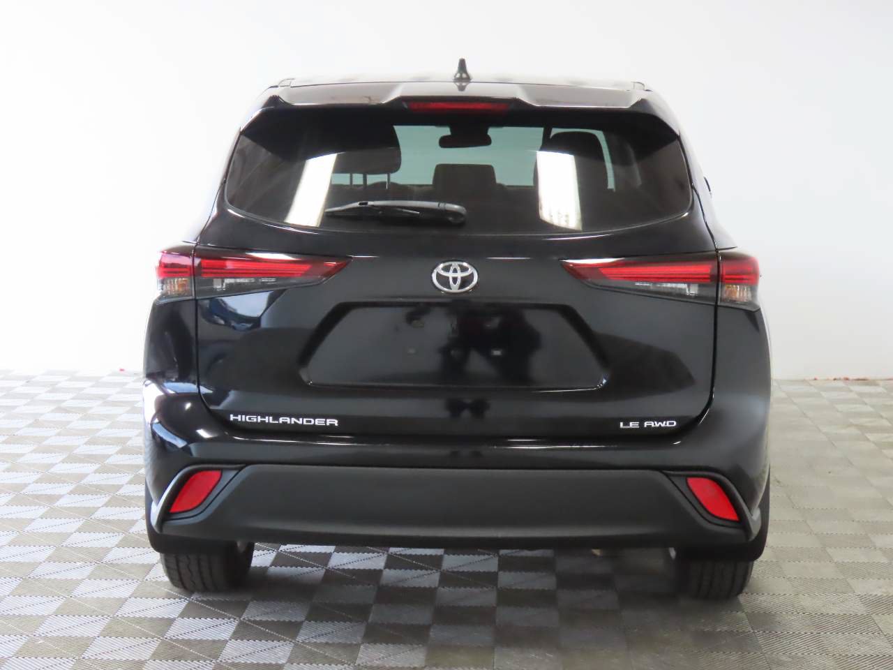 Used 2024 Toyota Highlander LE AWD/4WD image 4