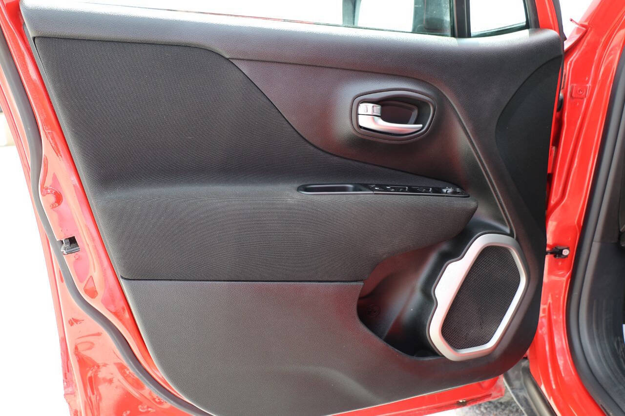 Used 2021 Jeep Renegade Latitude w/ Luxury Group II AWD/4WD image 12