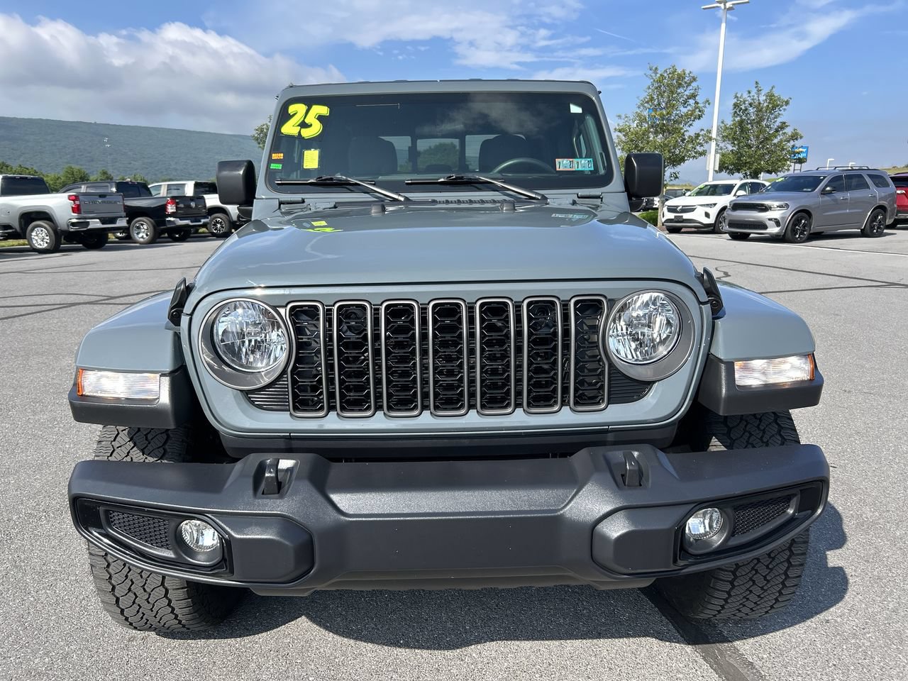Used 2025 Jeep Gladiator Sport AWD/4WD image 12