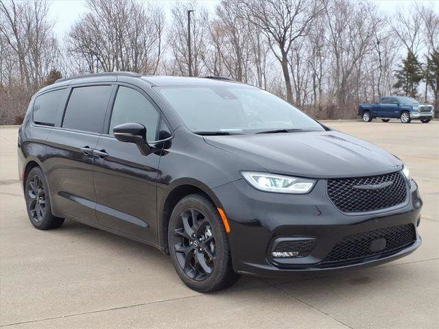 Used 2025 Chrysler Pacifica Limited image 6