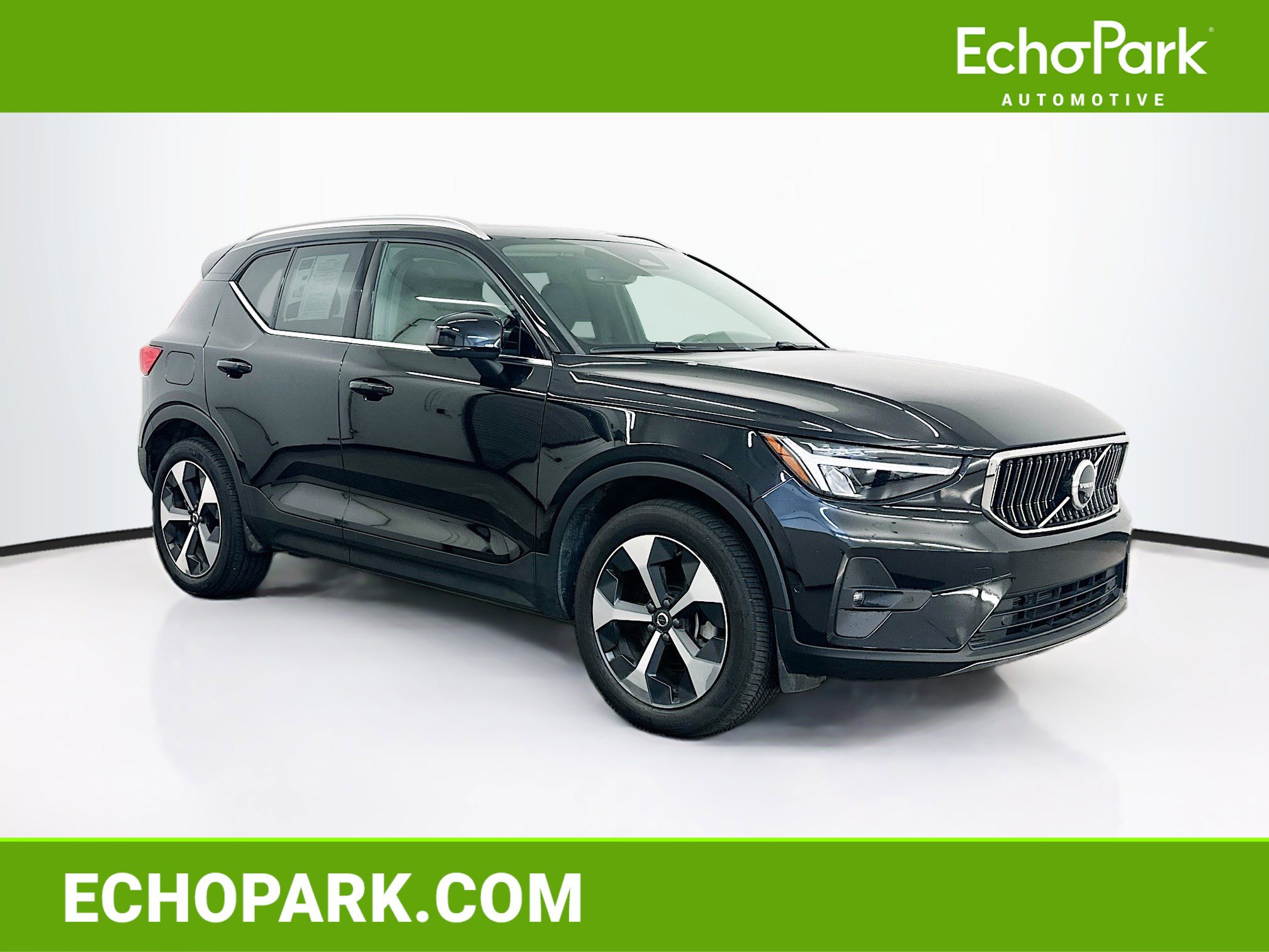 Used 2025 Volvo XC40 B5 Plus AWD/4WD image 1