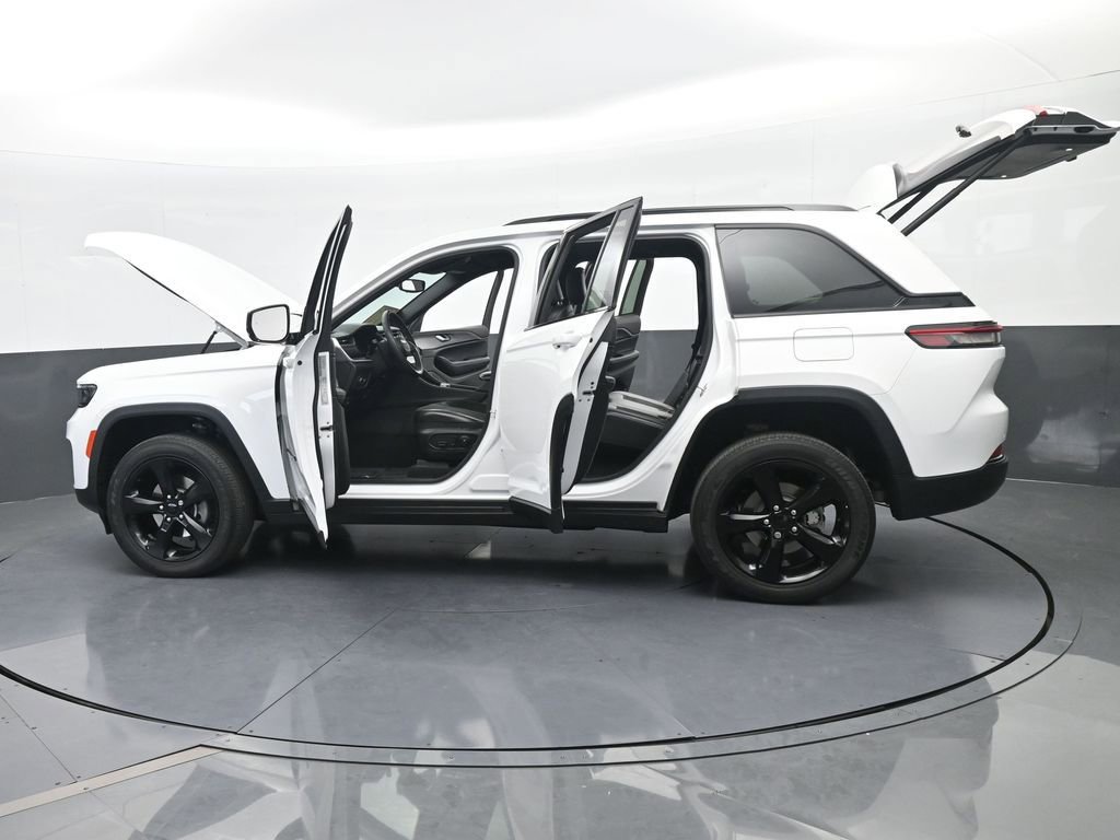 Used 2023 Jeep Grand Cherokee Altitude image 37