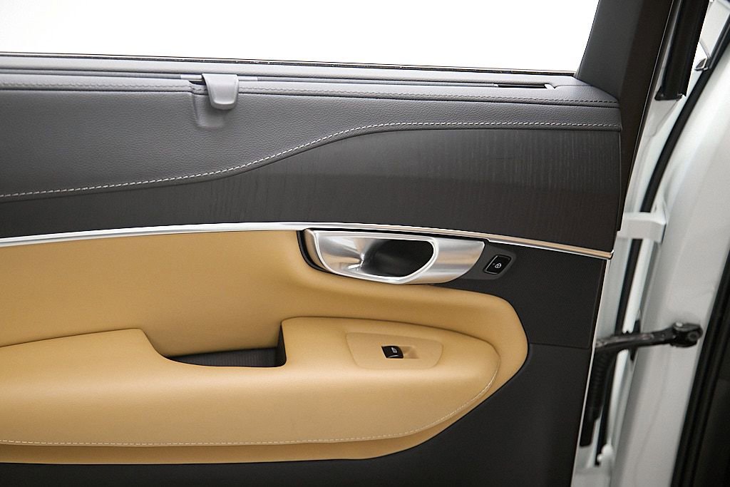 Certified 2024 Volvo XC90 T8 Ultimate w/ Protection Package image 21