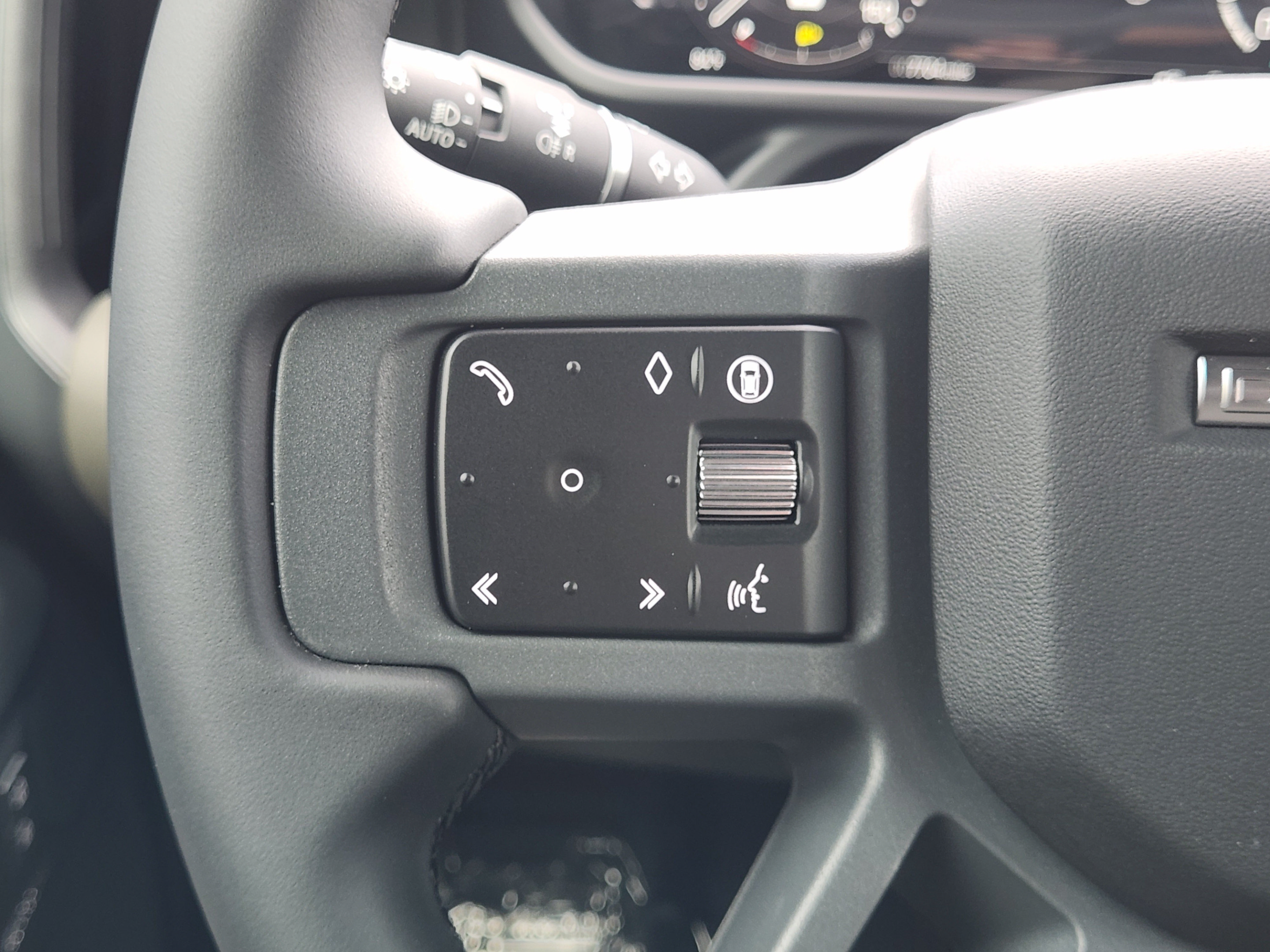 Used 2026 Land Rover Defender 110 X-Dynamic SE AWD/4WD image 29