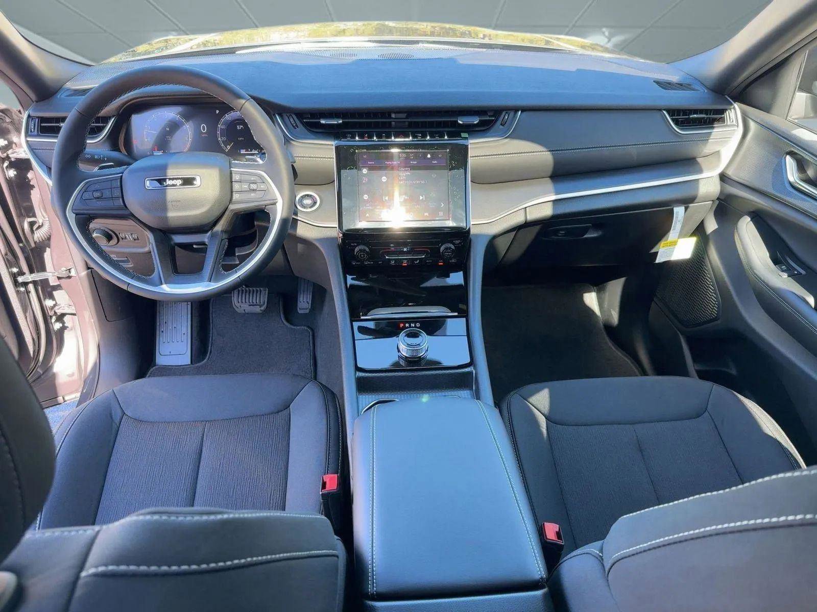 New 2025 Jeep Grand Cherokee L Laredo image 16