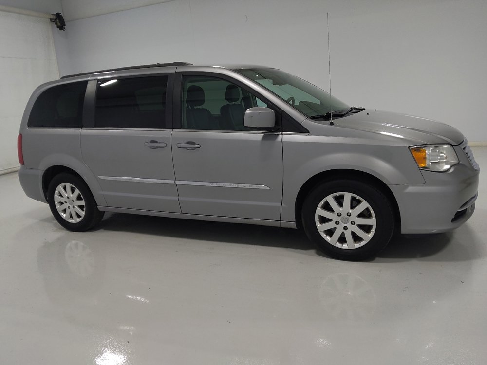 Used 2016 Chrysler Town & Country Touring image 11
