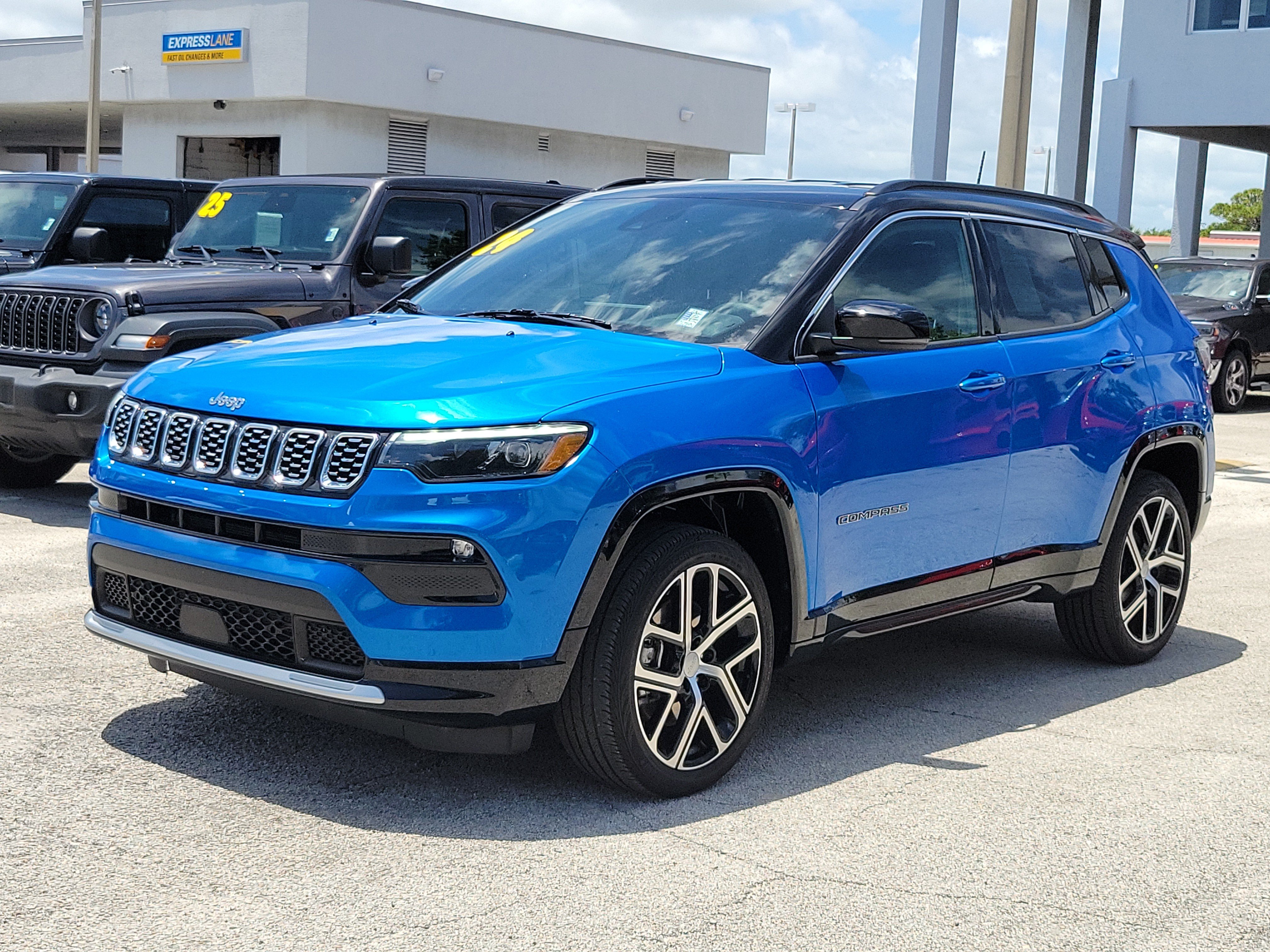 Used 2024 Jeep Compass Limited w/ Elite Group AWD/4WD image 2