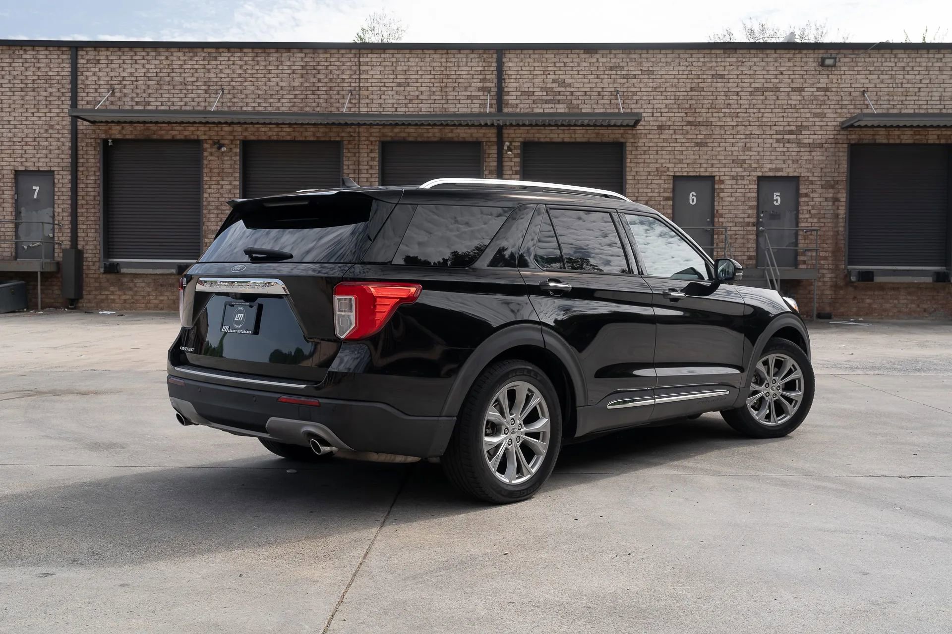 Used 2021 Ford Explorer Limited w/ Equipment Group 301A RWD image 2