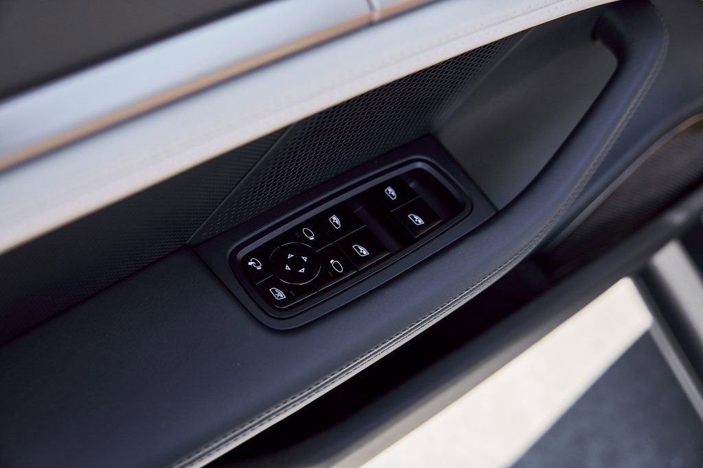 Used 2020 Porsche Taycan Turbo S AWD/4WD image 34