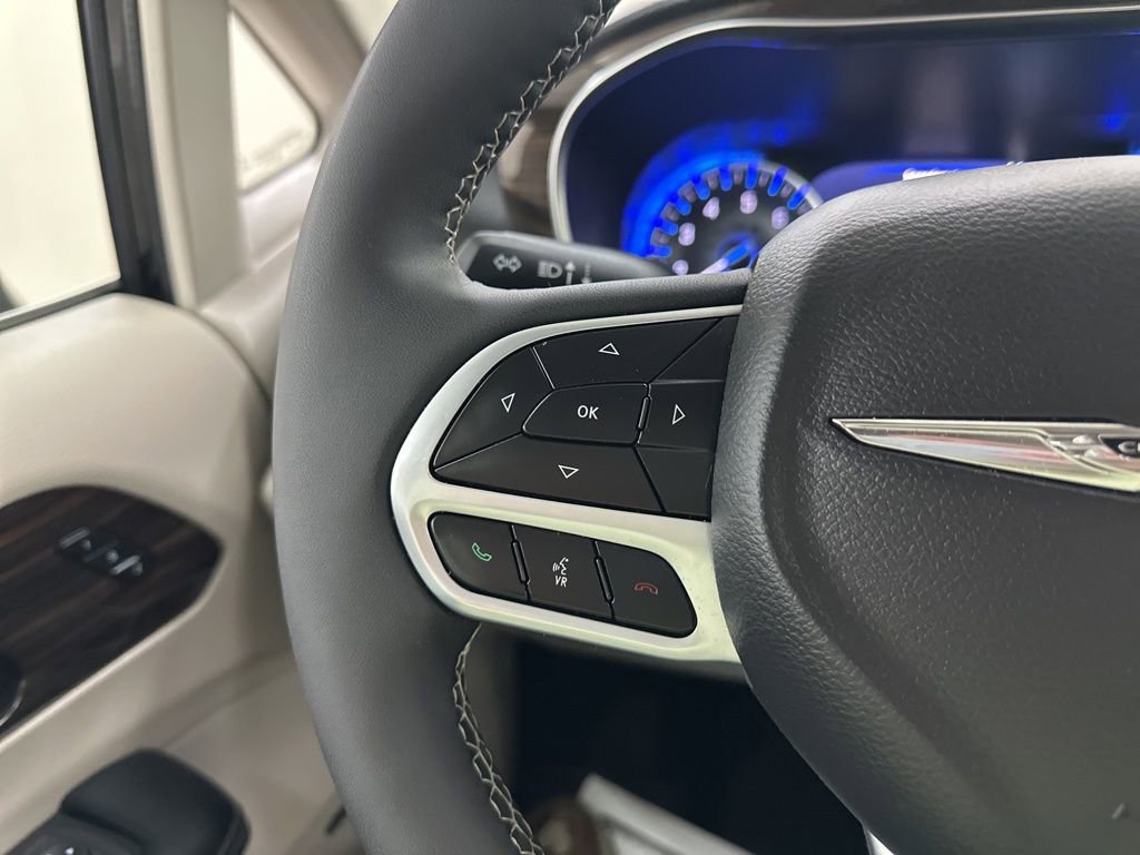 Used 2022 Chrysler Pacifica Limited w/ Uconnect Theater Family Group image 34