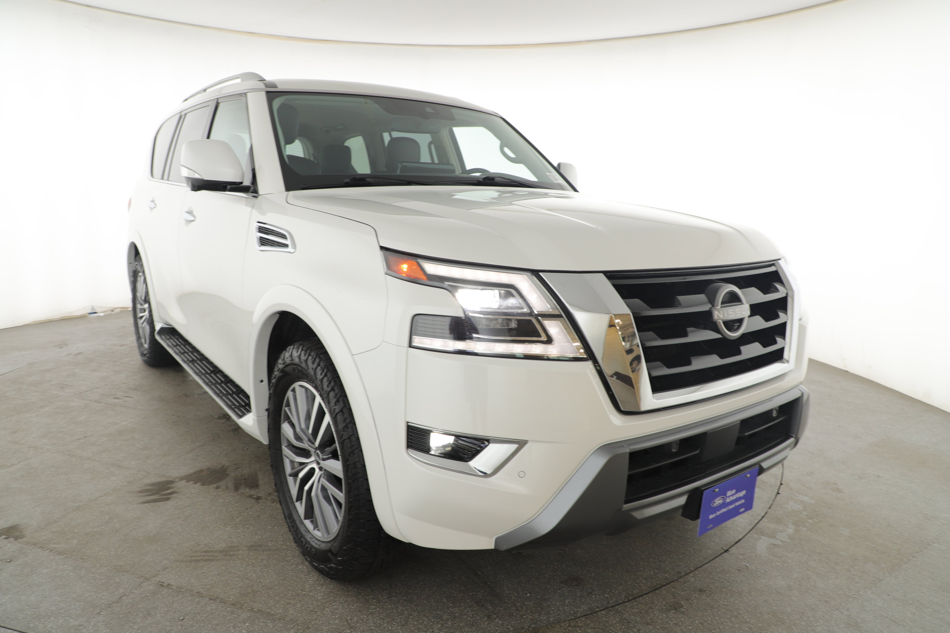 Used 2024 Nissan Armada SL w/ Captain's Chairs Package image 3