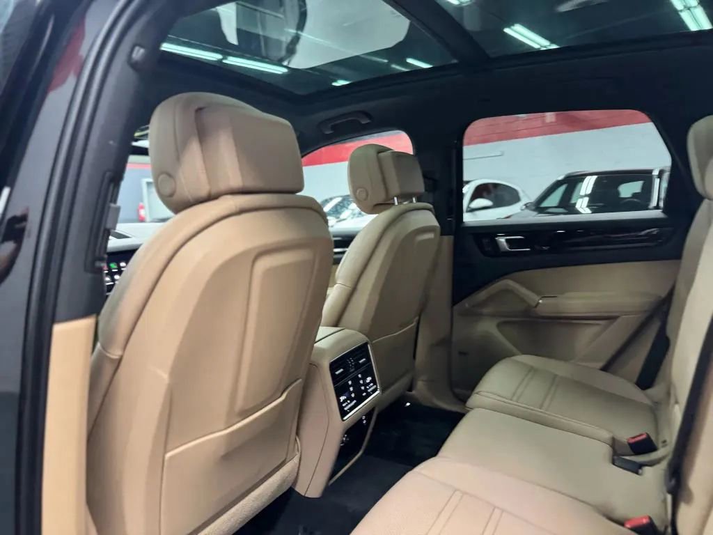 Used 2023 Porsche Cayenne w/ Premium Package image 16
