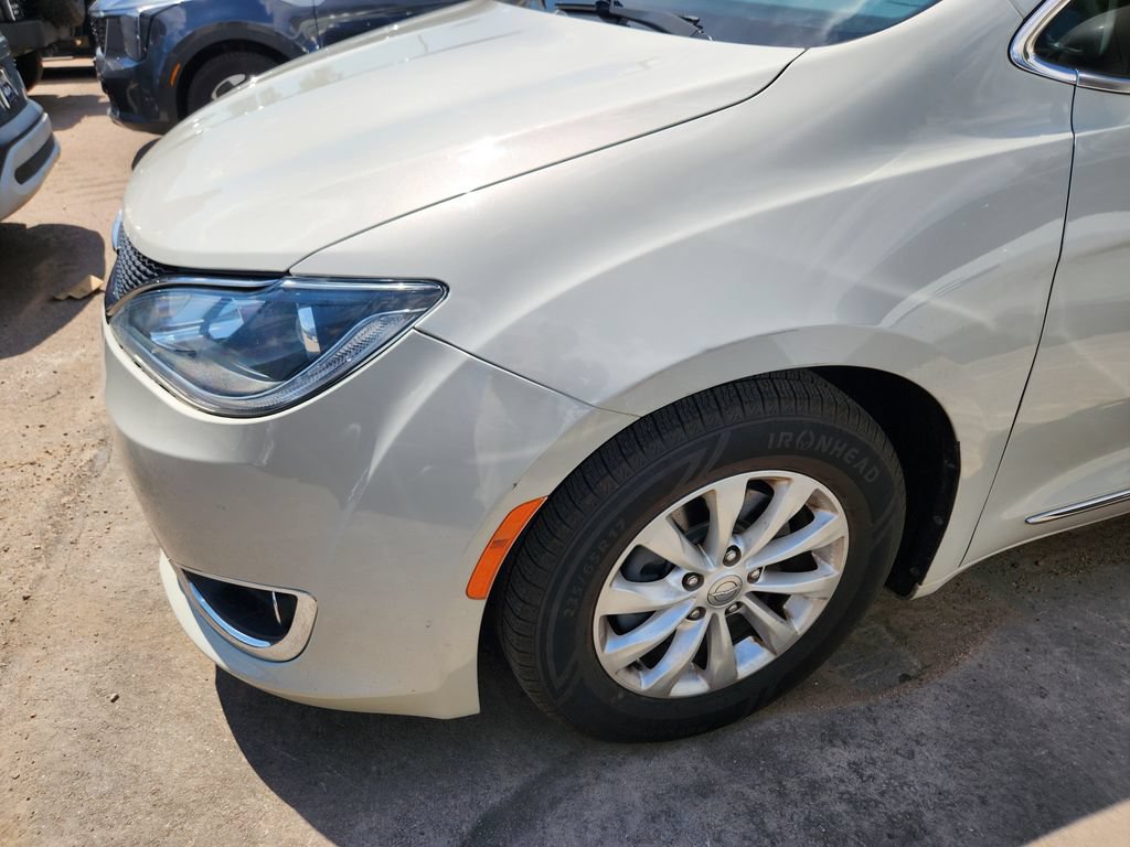 Used 2017 Chrysler Pacifica Touring-L FWD image 13