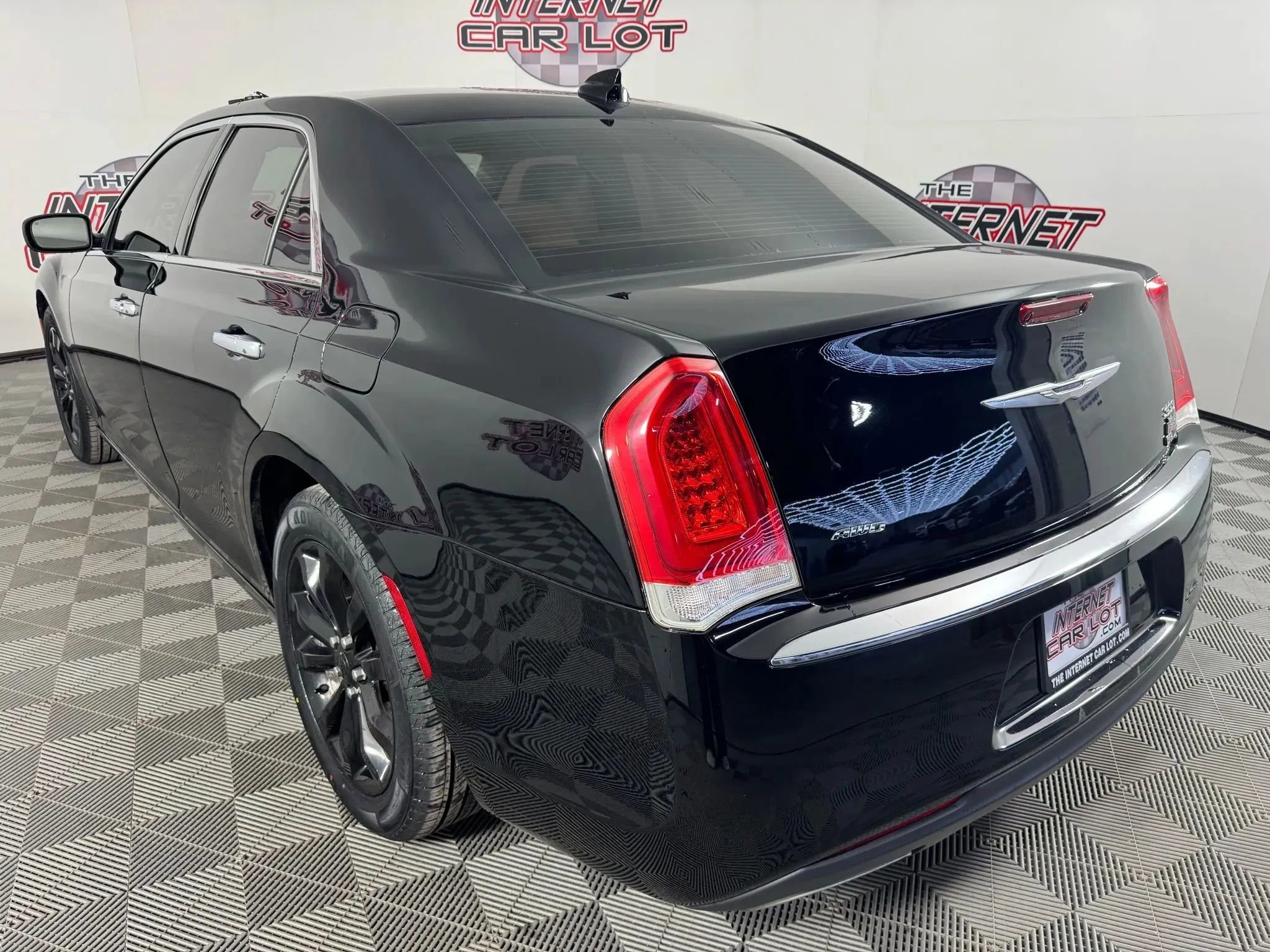 Used 2018 Chrysler 300 Limited image 27