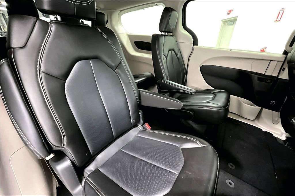Used 2023 Chrysler Pacifica Touring-L image 34