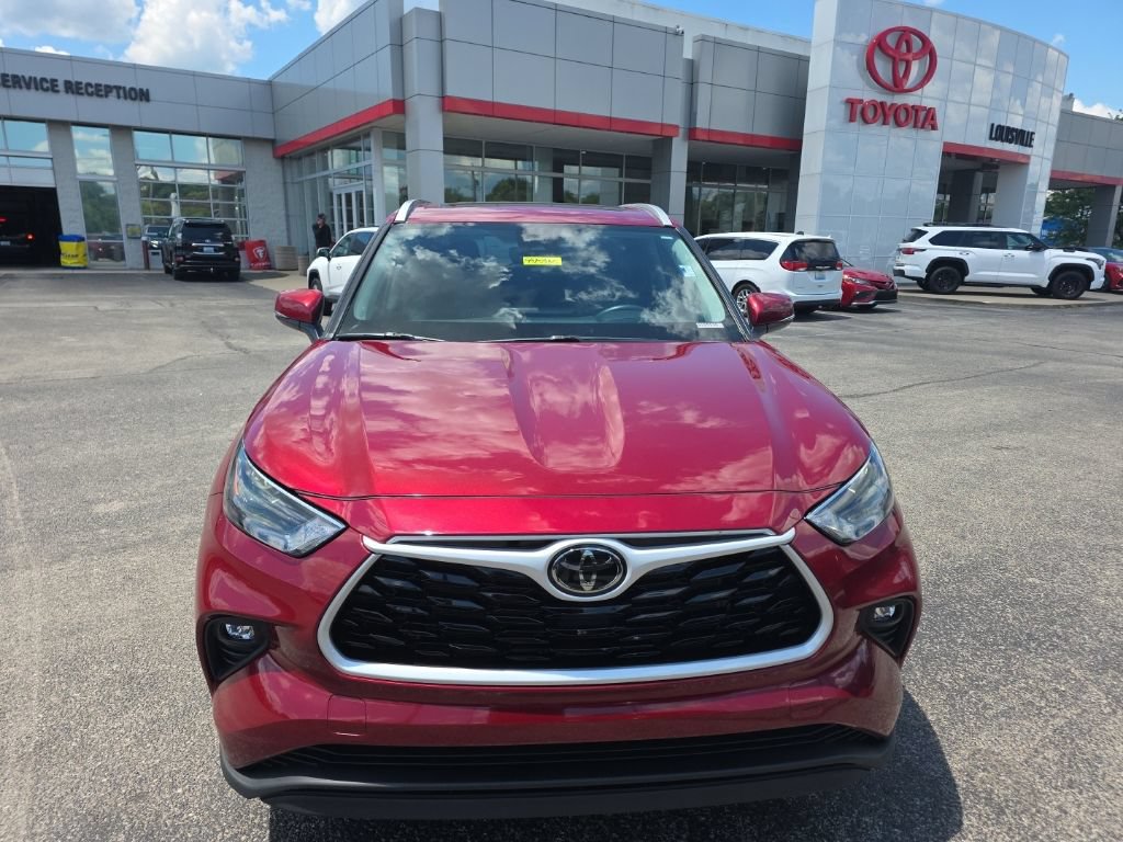 Certified 2025 Toyota Highlander XLE AWD/4WD image 3