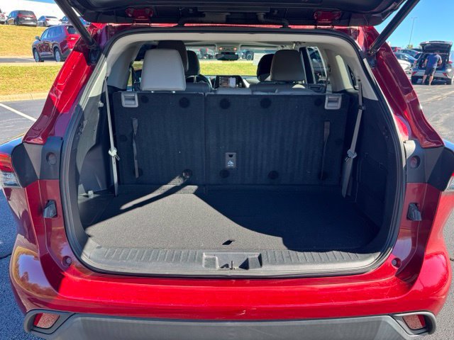 Certified 2022 Toyota Highlander XLE AWD/4WD image 14