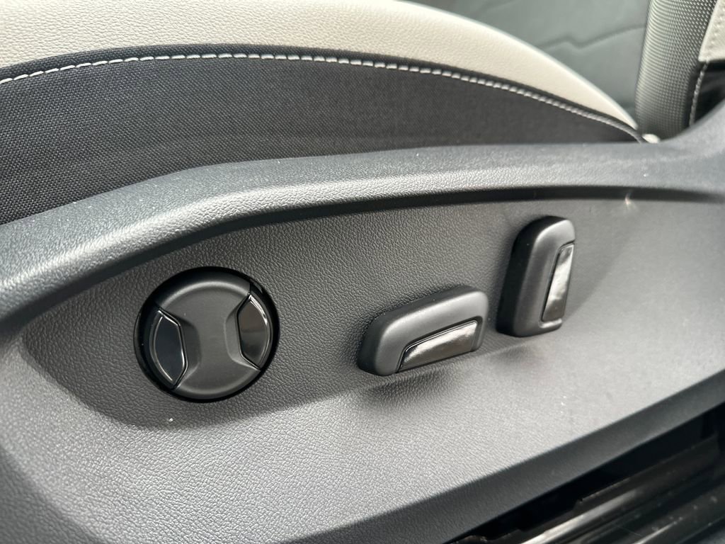 New 2026 Volkswagen Taos SE image 4