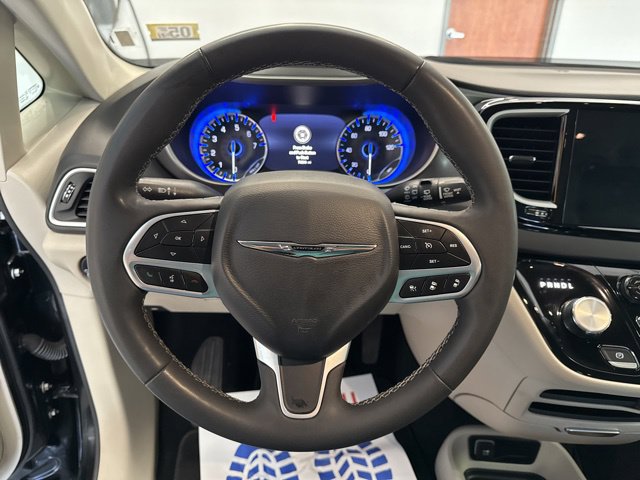 Used 2023 Chrysler Pacifica Touring-L FWD image 27