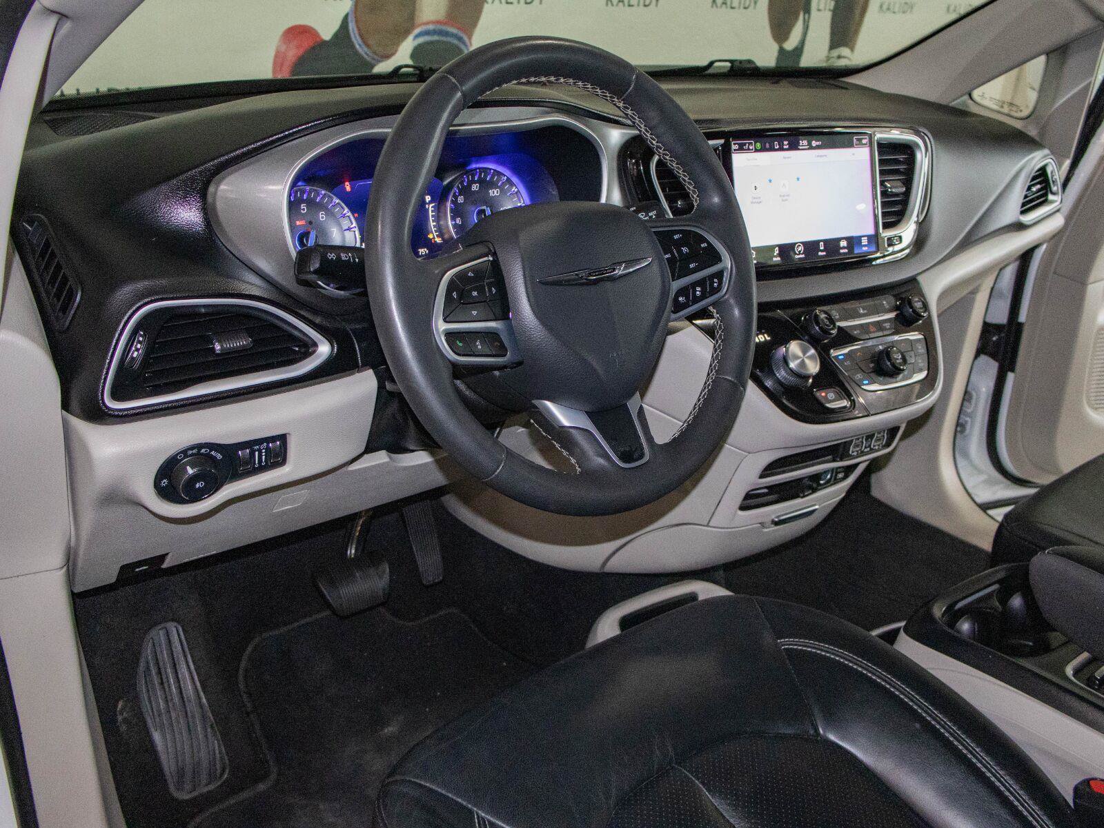 Used 2022 Chrysler Pacifica Touring-L FWD image 5
