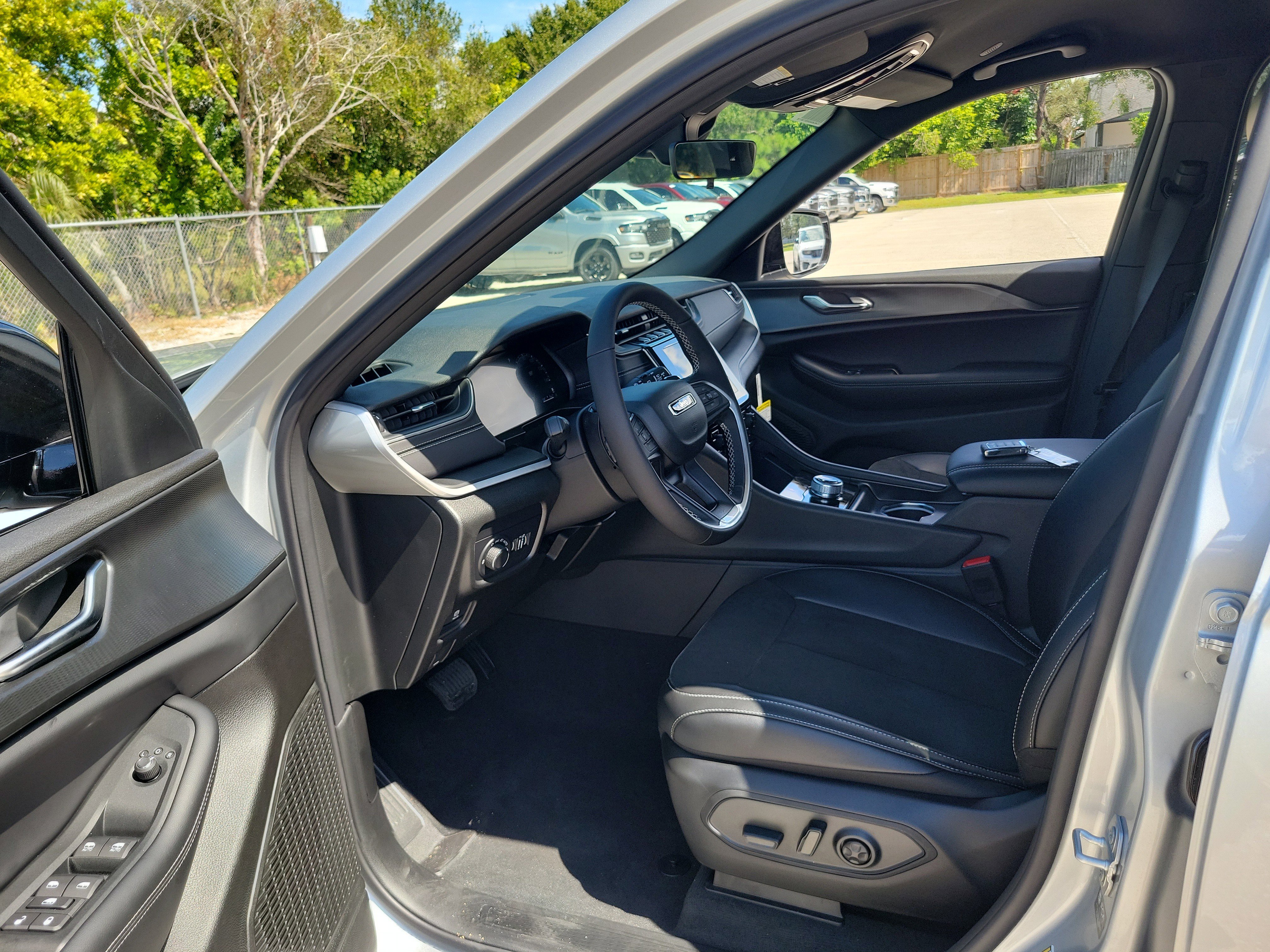 New 2025 Jeep Grand Cherokee L Laredo image 12