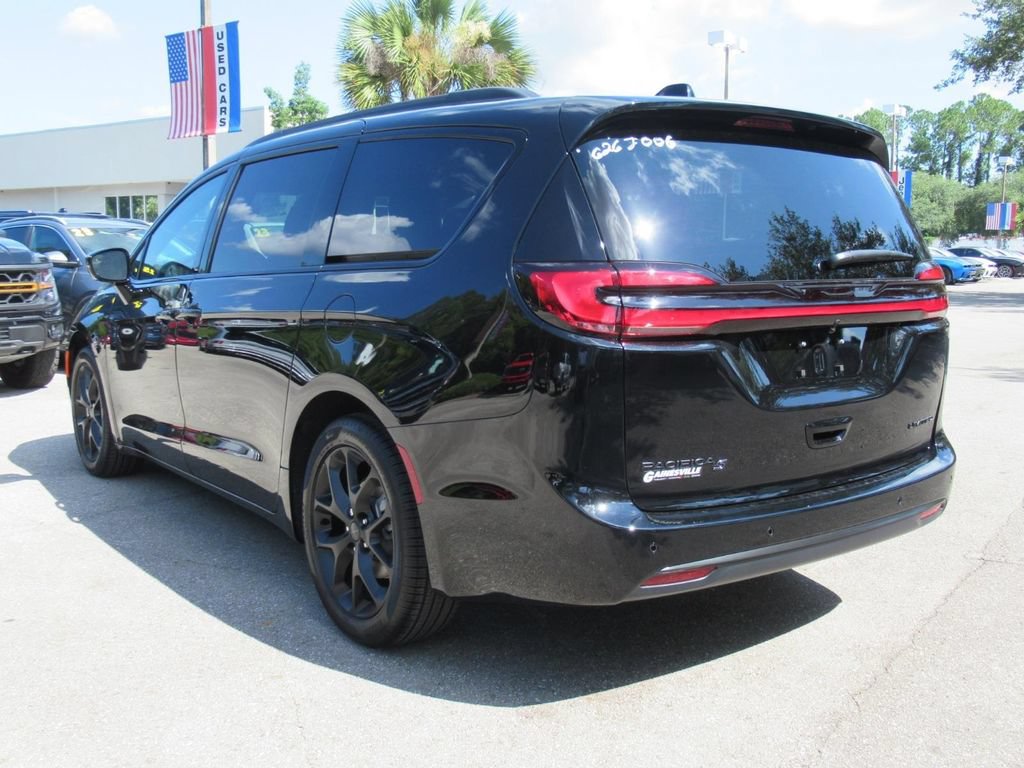 New 2027 Chrysler Pacifica Limited FWD image 5