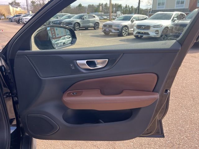 Used 2025 Volvo V60 B5 Cross Country Plus image 16