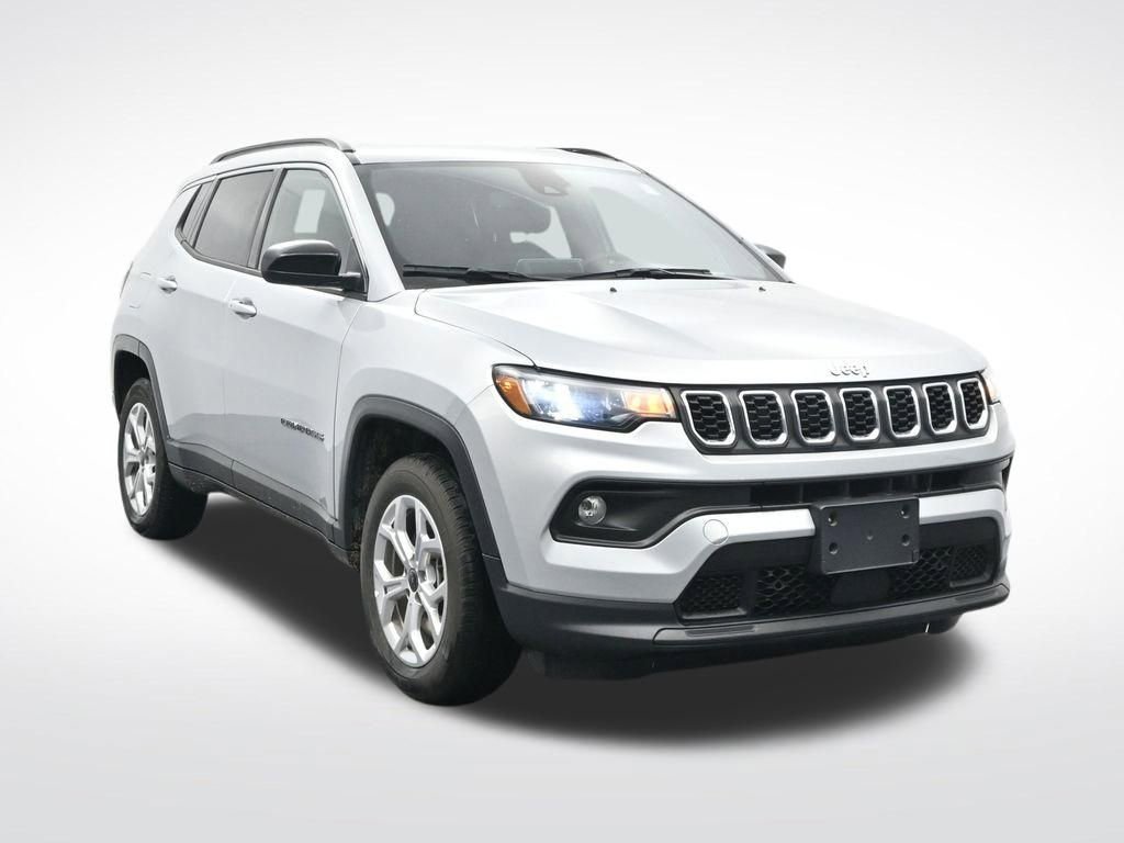 Used 2025 Jeep Compass Latitude image 3