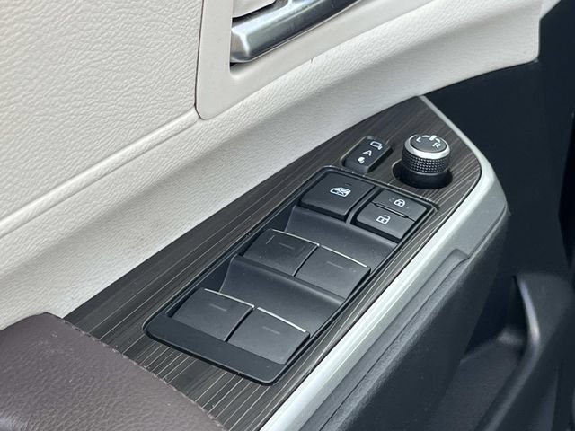 Used 2022 Toyota Sienna Platinum FWD image 24