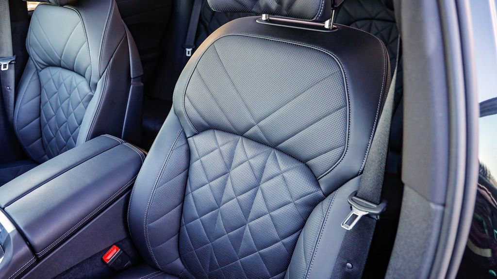 Used 2024 BMW X6 M60i w/ Parking Assistance Package image 30