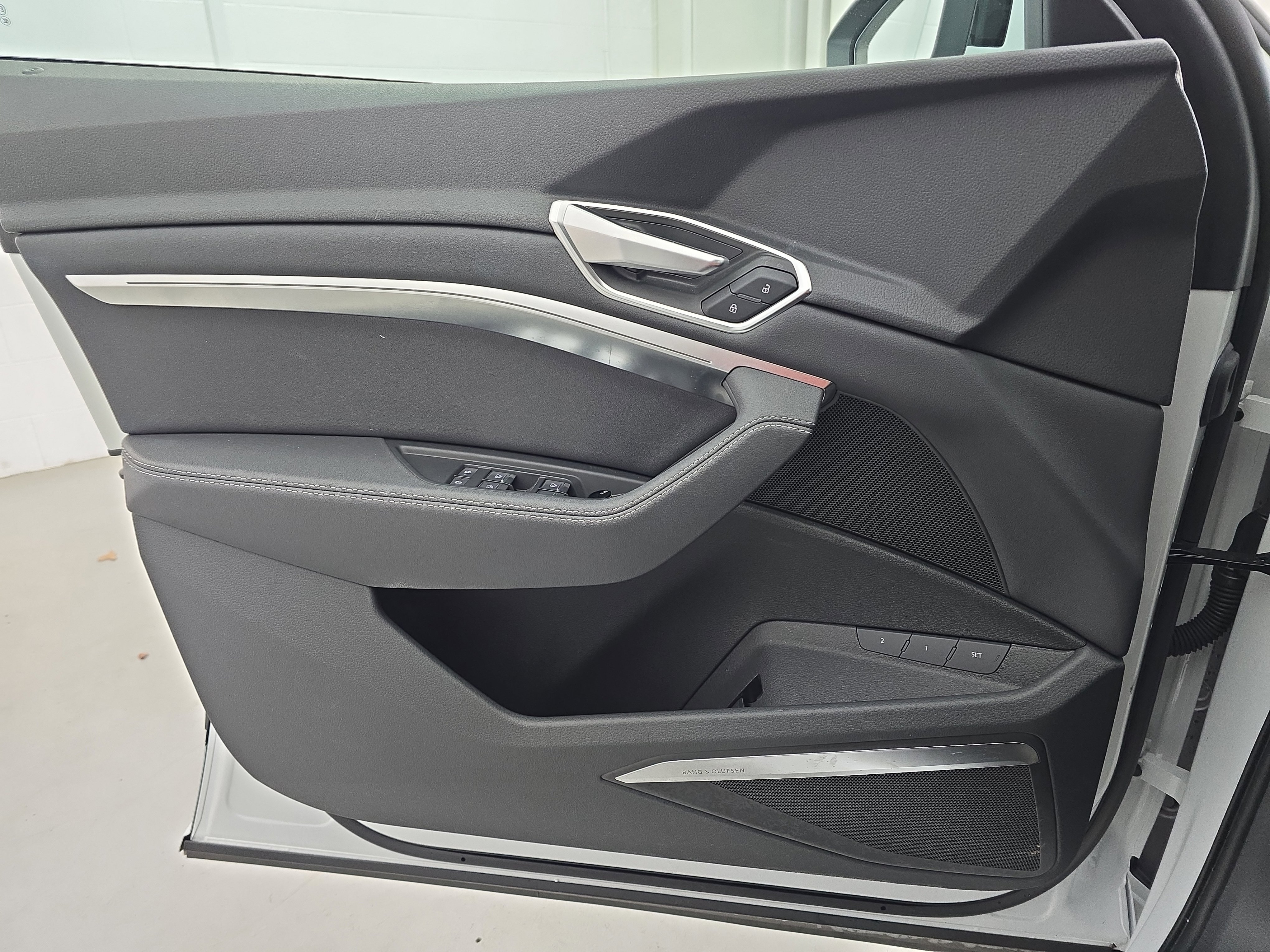 Used 2023 Audi e-tron Premium Plus w/ Premium Plus Package image 27