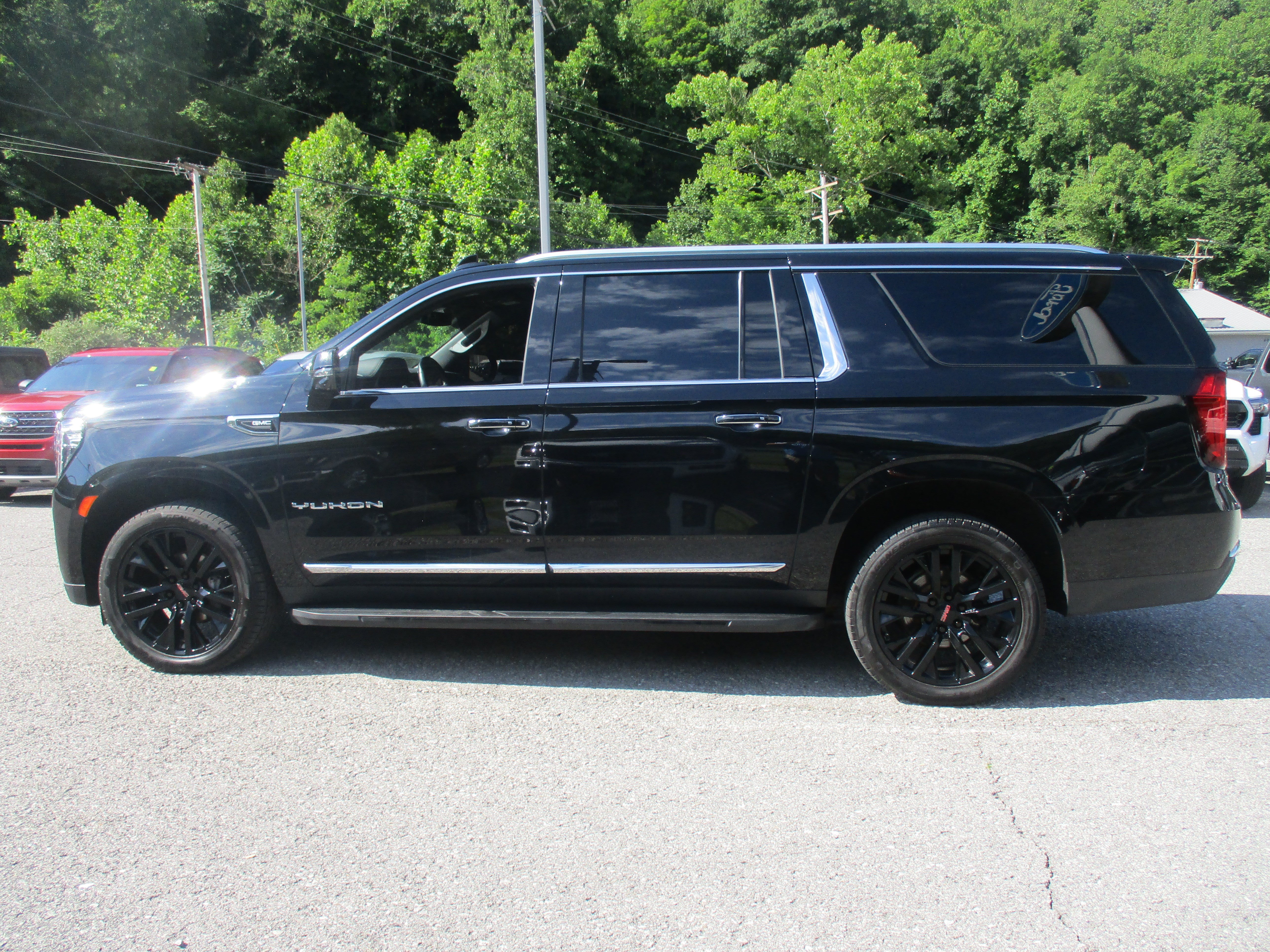 Used 2023 GMC Yukon XL SLT w/ SLT Luxury Package AWD/4WD image 7