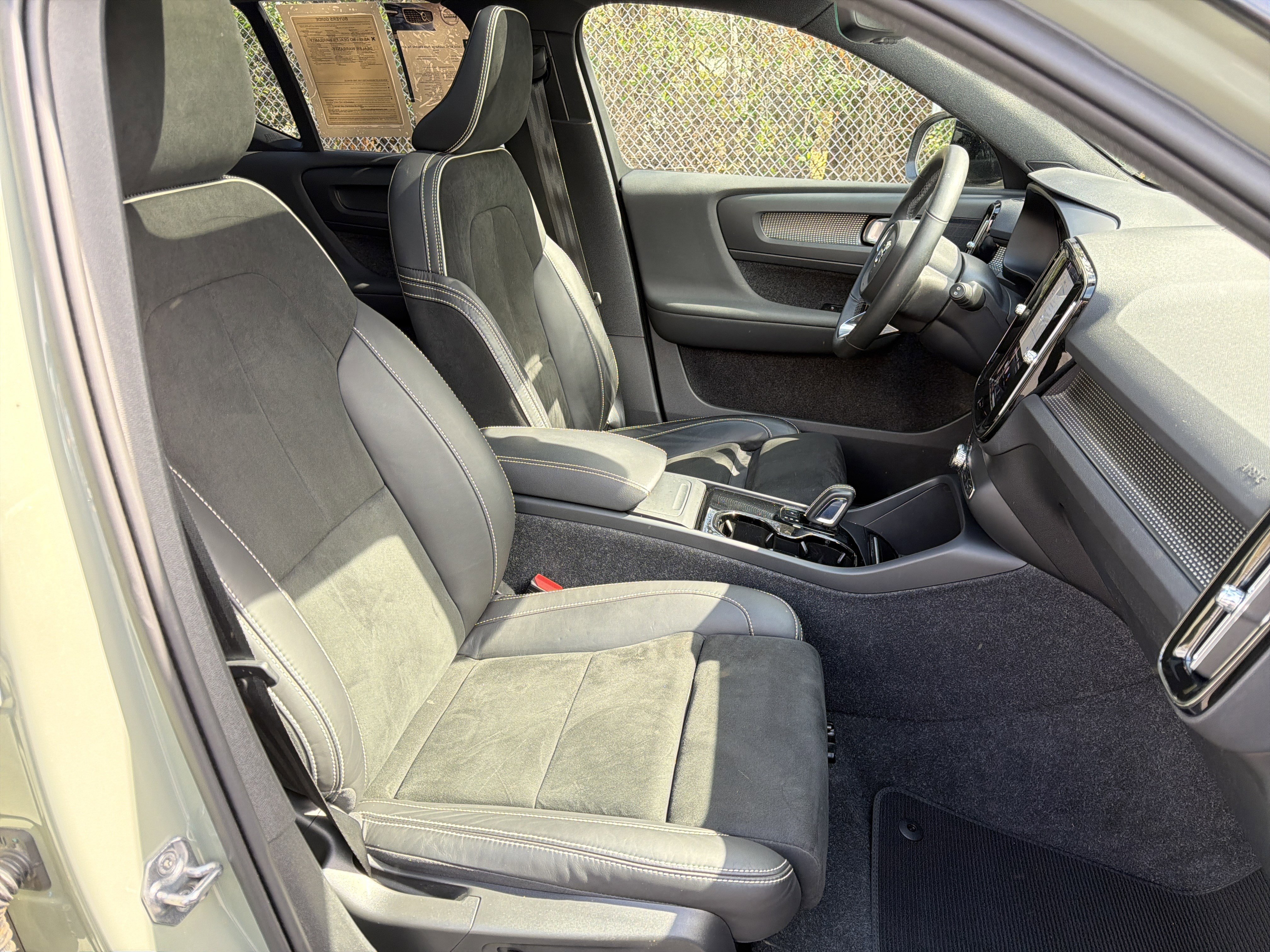 Certified 2022 Volvo XC40 P8 Recharge Plus image 35