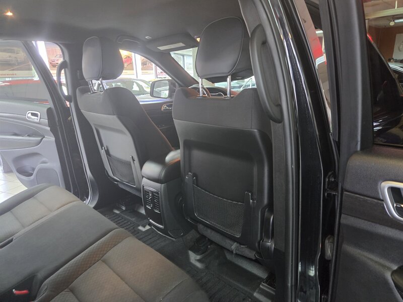 Used 2018 Jeep Grand Cherokee Laredo AWD/4WD image 24