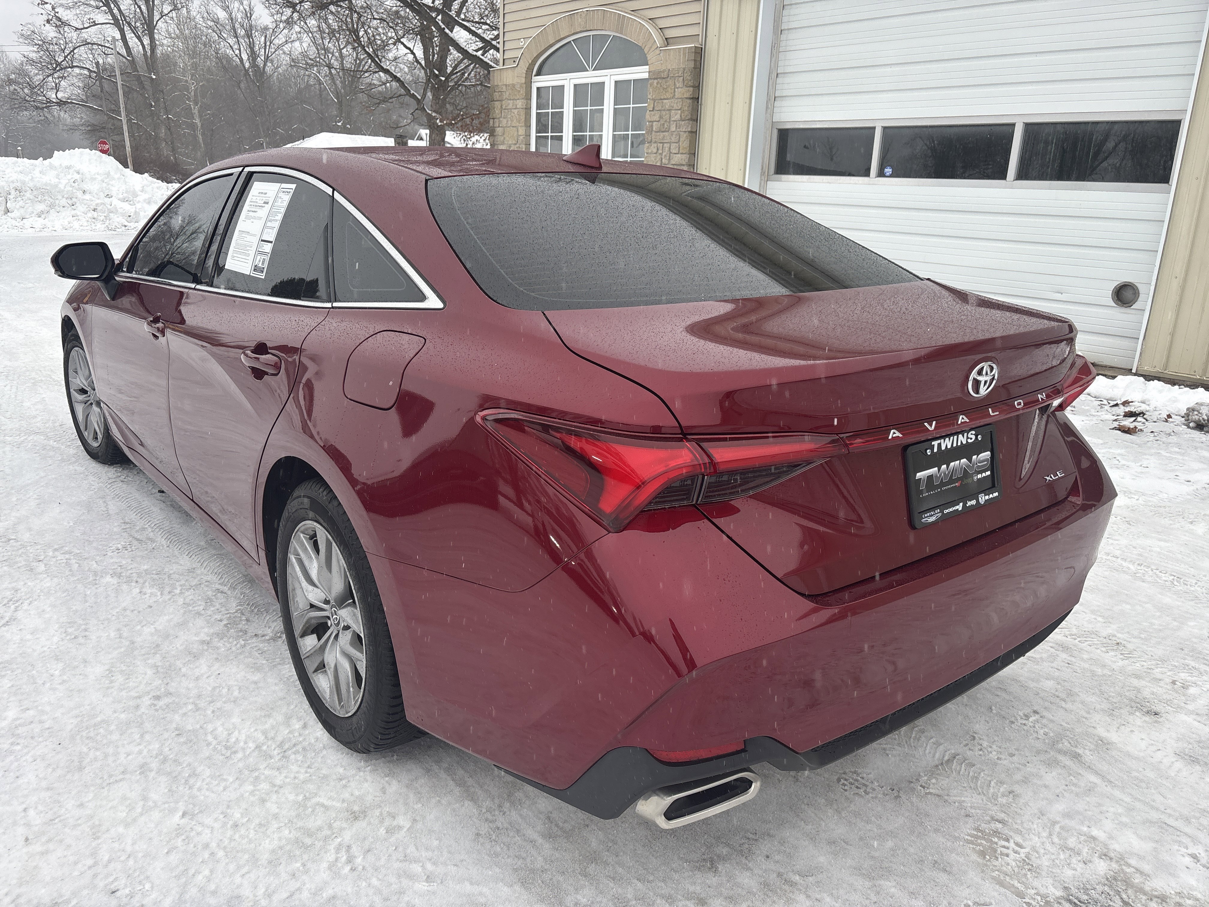 Used 2022 Toyota Avalon XLE FWD image 6