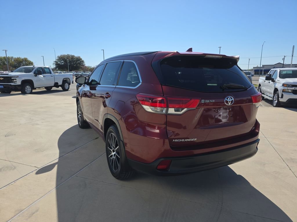 Used 2017 Toyota Highlander SE image 16