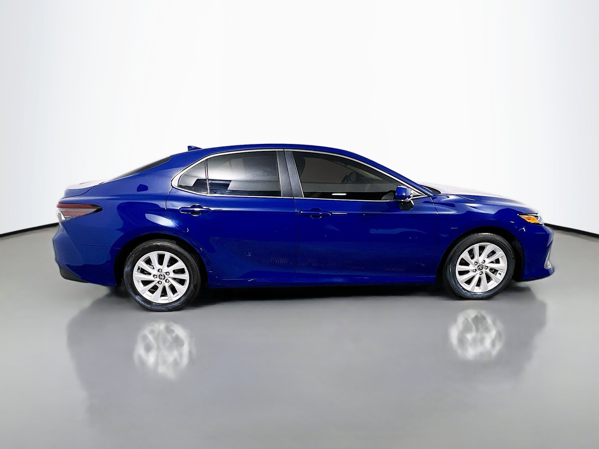 Used 2024 Toyota Camry LE image 3
