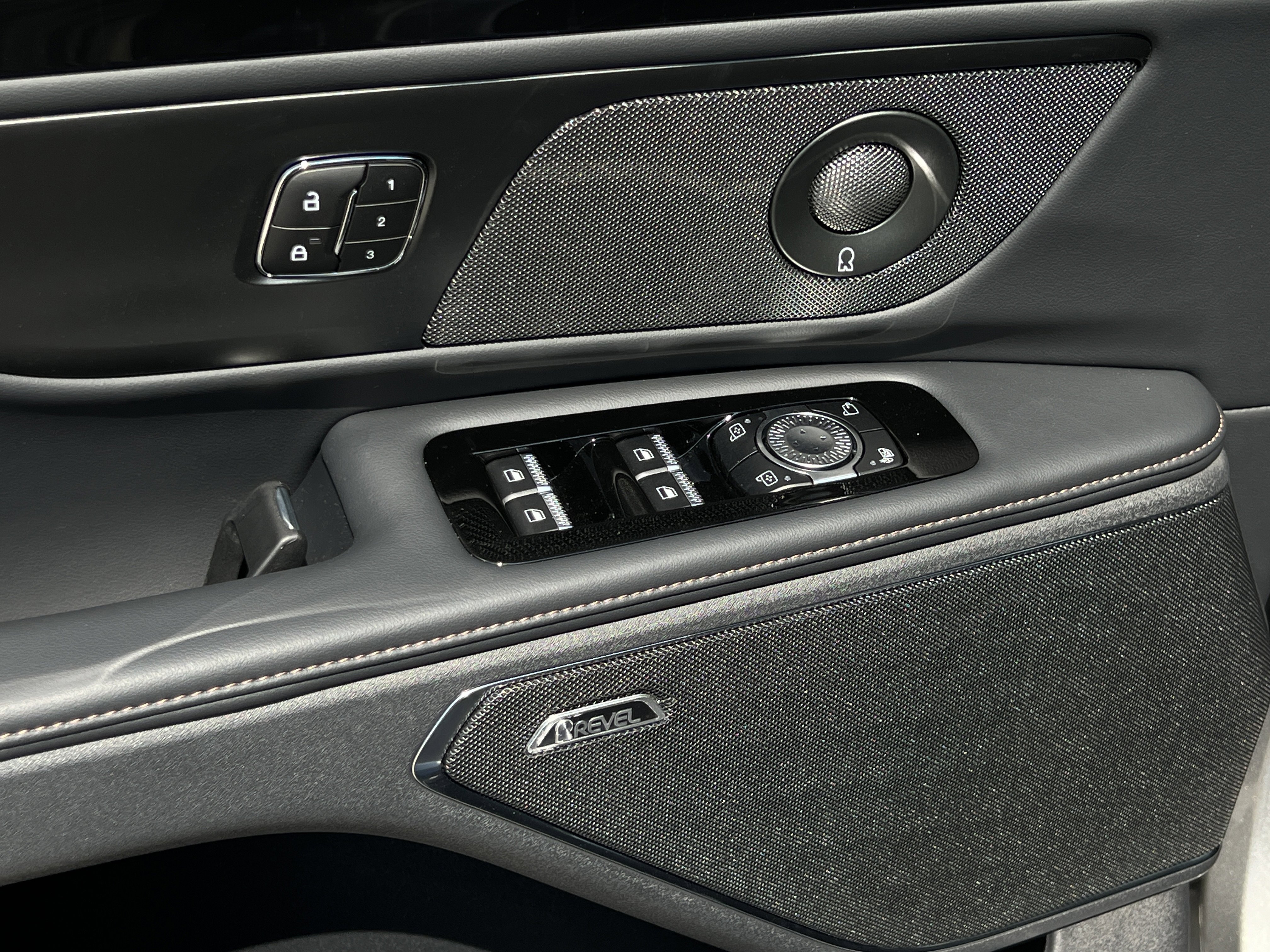 New 2025 Lincoln Nautilus Reserve w/ Jet Appearance Package image 27