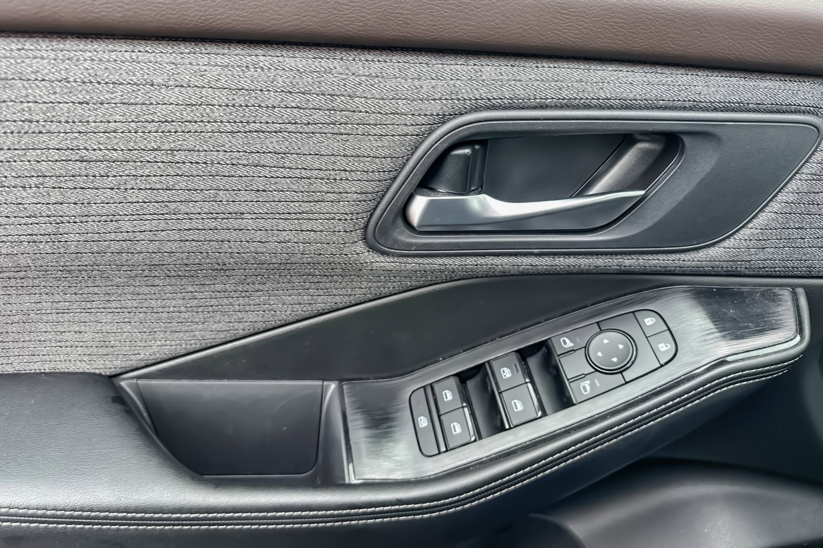 Used 2023 Nissan Rogue SV image 11