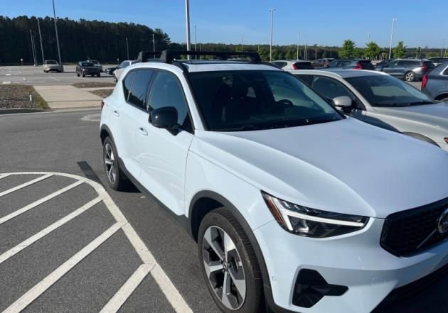 Used 2025 Volvo XC40 B5 Plus image 6